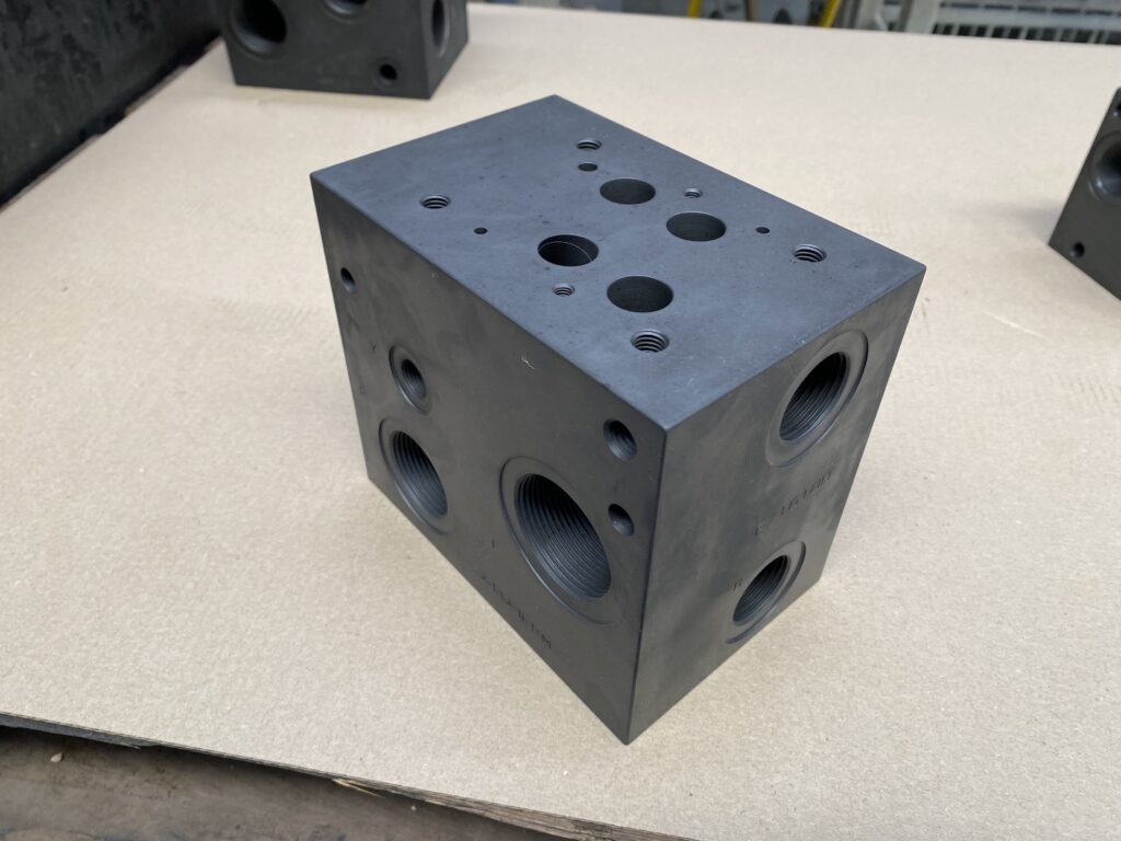 CETOP 07 block for hydraulic valves, demonstrating the advanced operation of hydraulic blocks in automation systems.