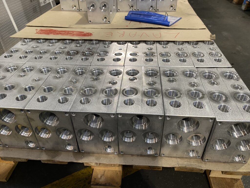 General view of a series of aligned hydraulic blocks, highlighting the orderly arrangement and precision of the workmanship and the quality of the materials used.