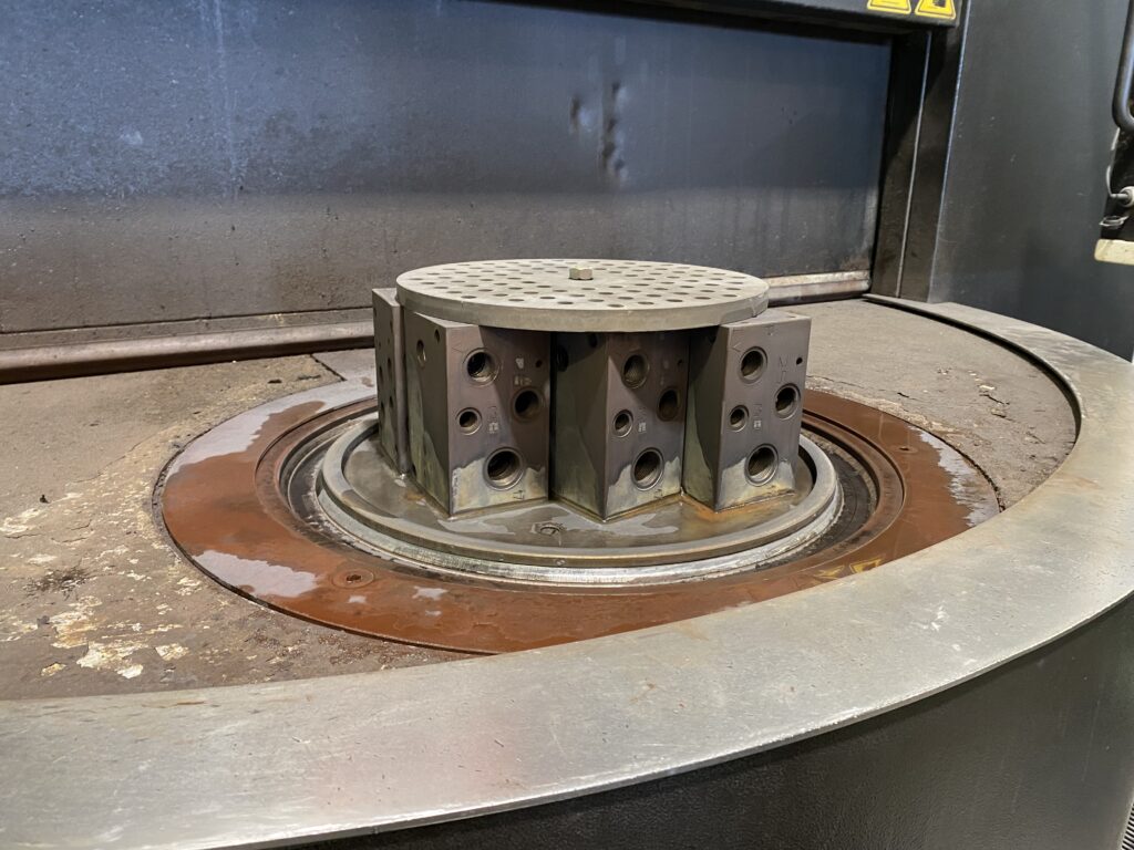 Image of the final deburring process on a hydraulic block, showing the accurate removal of burrs to ensure a smooth and precise finish of the component.